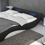 Polster-Bett 180x200 cm schwarz-weiß aus Kunstleder mit blauer LED-Beleuchtung | Mavani | Das Kunst-Leder-Bett ist ein edles Designer-Bett | Doppel-Bett 180 cm x 200 cm mit Lattenrost in Leder-Optik, Made in EU
